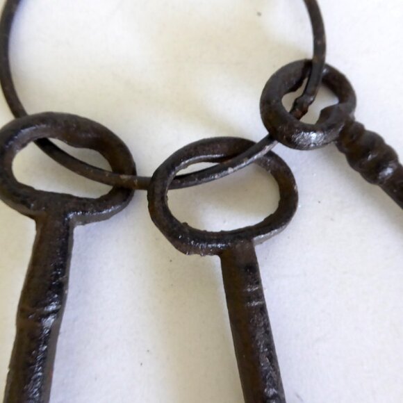 3 CAST IRON RUSTIC ANTIQUE JAIL CHURCH SKELETON KEY RING PROP (NEW) - Picture 2 of 6